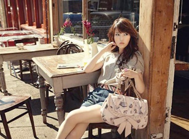 IU diu dang trong nang London hinh anh
