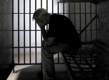 Bi ham hiep, tu nhan xin duoc chuyen doi gioi tinh hinh anh