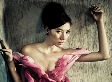 Chung Thuc Quyen tao dang trong ngoi nha hoang hinh anh