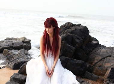 Dong Nhi co don tren bai bien hinh anh