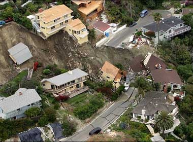 40 nguoi mat tich vi lo dat o Philippines hinh anh