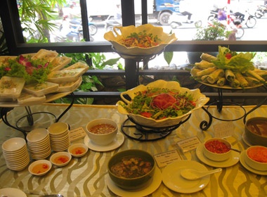 Thuong thuc buffet trua tai phong tra hinh anh
