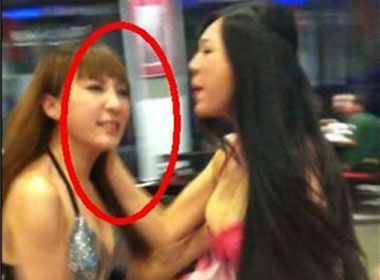 Thieu nu danh ghen gay nao loan quan an hinh anh