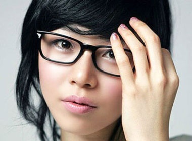 Lam dep cho 'cua so tam hon' khi deo kinh hinh anh