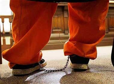 Be trai ban chet me vi nghi sung la do choi hinh anh