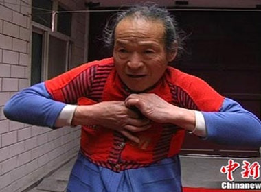 Ong lao 66 tuoi deo nhu tre nho hinh anh