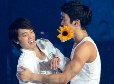 Fan phat sot vi nu hon dong tinh cua Super Junior hinh anh