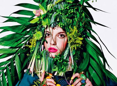 My nhan gay soc voi hoa co hinh anh