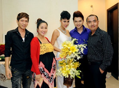 Oc Thanh Van be bung bau mung sinh nhat Phi Thanh Van hinh anh