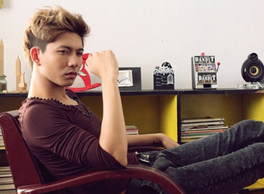 Tim khoe toc vang, mat lanh hinh anh