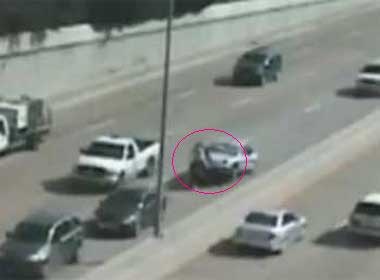 Clip lai xe mo to thoat chet khi bi 2 o to kep chat hinh anh