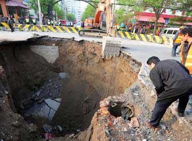 Xe tai lao xuong 'ho tu than' tren duong pho Bac Kinh hinh anh