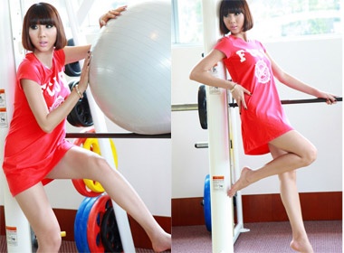 Ngoc Quyen ruc ro khoe chan dai hinh anh