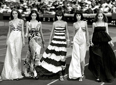 'Nguoi mau Viet tu lam giam gia tri ban than' hinh anh