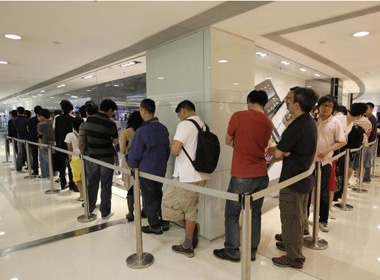 Nguoi dan chau A xep hang cho mua iPad 2 hinh anh