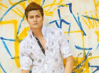 Vinh Thuy dep hut hon voi toc vang hinh anh