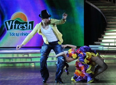 Hua Vi Van roi cuoc choi, Thuy Tien ngap nghe 'so tu than' hinh anh