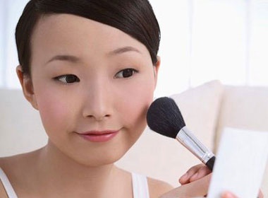 6 my pham khong the thieu trong tui xach mua he hinh anh