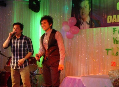 Dan Truong quay tung bung cung fan Da Nang hinh anh