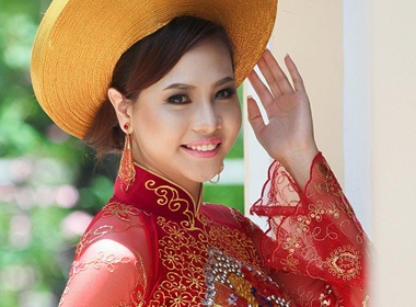 Dam Thu Trang duyen dang voi ao dai hinh anh