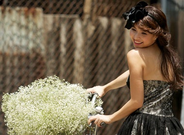 Dinh Ngoc Diep tung vay duoi nang he hinh anh