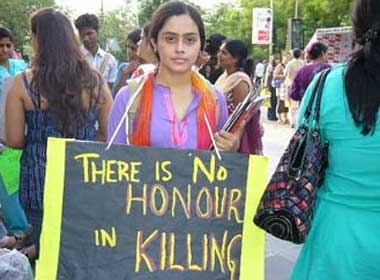 Doi nam nu bi nem da den chet vi yeu nhau hinh anh