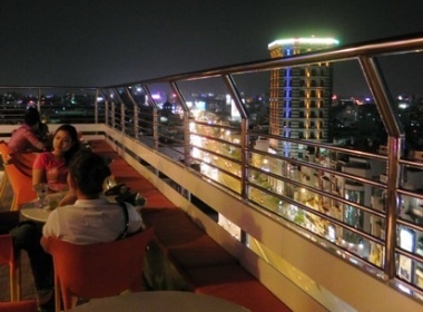 Thuong thuc kem tren tang cao hinh anh