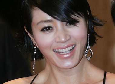 Kim Hye Soo sang Viet Nam trinh dien thoi trang Y hinh anh