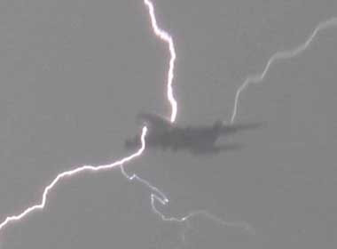 Clip may bay bi set danh khi dang bay hinh anh