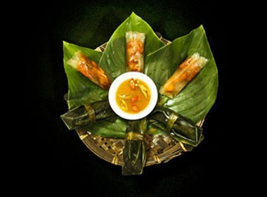 Dac san cuon thit luoc cham tom chua tai Net Hue hinh anh