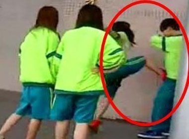 Nam sinh bi ban gai danh dap vao cho hiem vi toi noi xau hinh anh