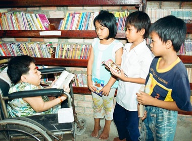 Lop hoc va thu vien lang cua 'thien than khong doi chan' hinh anh