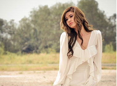 Truong Quynh Anh khoe vai tran goi cam hinh anh