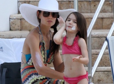 Be Suri khoe dang voi bikini hinh anh