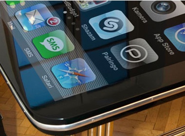 Video iPhone 'khong lo' gay sot tren YouTube hinh anh