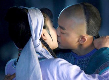 Nu hon lang man cua Ha Tu Vy va Phuc Nhi Khang hinh anh