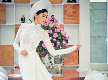 Truong Thi May kieu sa voi ao dai hinh anh