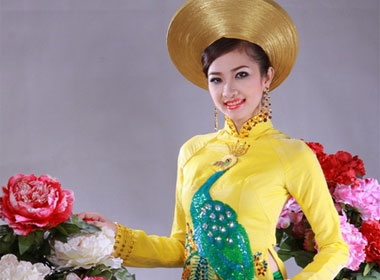 A khoi Kieu Trang khoe sac voi ao dai nghin do hinh anh