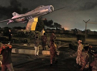 Khung bo tan cong can cu quan su Pakistan, 11 nguoi chet hinh anh