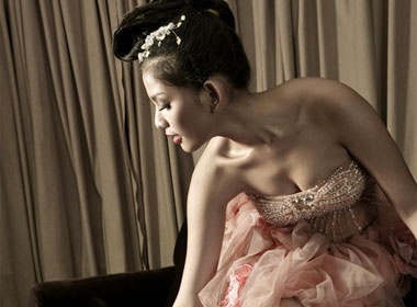 Truong Thi May long lay voi vay cuoi hinh anh