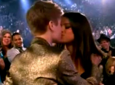 Justin Bieber hon ban gai dam duoi hinh anh