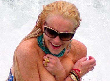 Lindsay Lohan lo nguc vi nhay song hinh anh