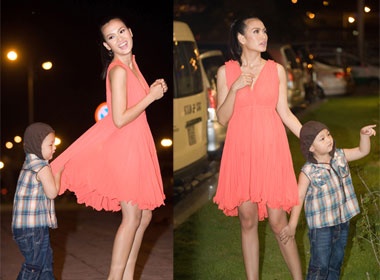 Con trai Anh Thu tinh nghich niu vay me hinh anh
