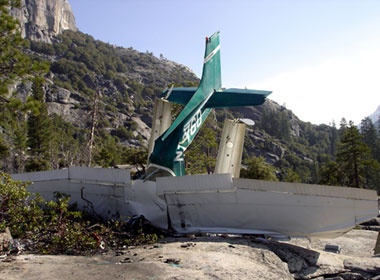 May bay dam xuong khu dan cu, 9 nguoi thiet mang hinh anh