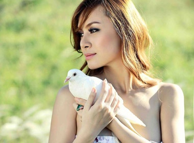 Kieu Chinh khoe vai tran trong nang hinh anh