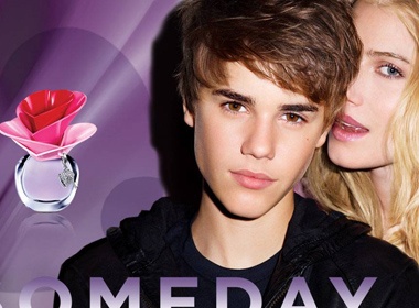 Justin Bieber tinh tu ben co gai la hinh anh