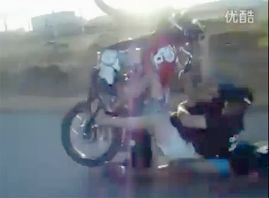 Clip suyt mat mang vi di xe may 'kep ba, boc dau' hinh anh