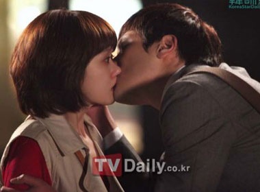 Choi Daniel bat ngo hon Jang Na Ra hinh anh