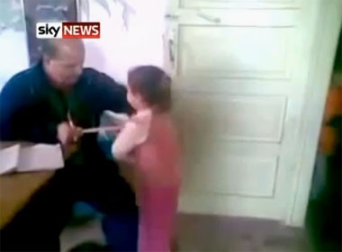 Soc voi clip 'bao mau' bao hanh cua Ai Cap hinh anh