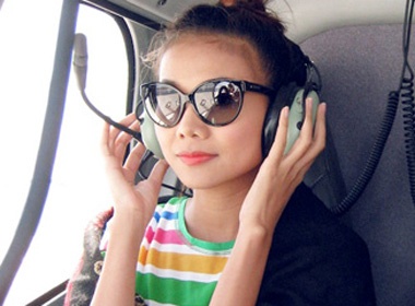 Thanh Hang tao dang tren truc thang hinh anh